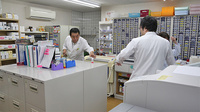 オレンジ薬局の作業風景