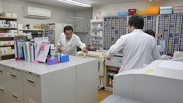 オレンジ薬局の作業風景