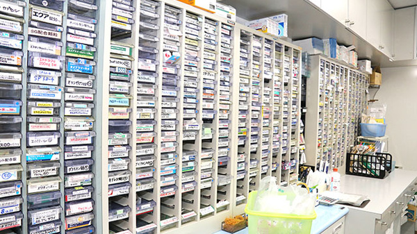 林町薬局の薬棚