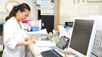 林町薬局の作業風景