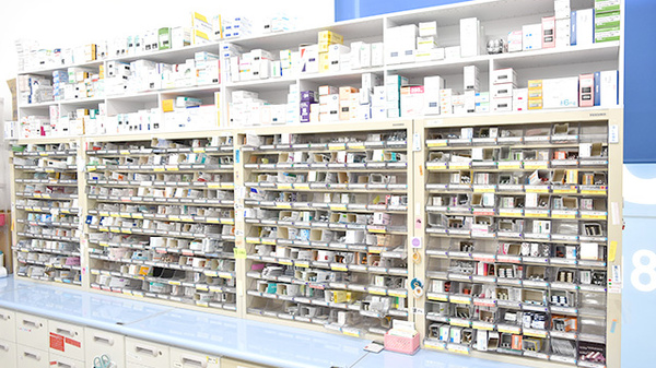 ププレひまわり薬局　多治米店の薬棚