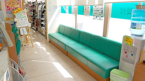 ププレひまわり薬局　水呑店　（広島県福山市）の待合スペース