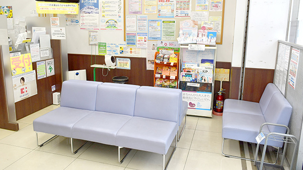 ココカラファイン薬局　用賀駅前店の待合スペース