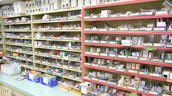 ココカラファイン薬局　用賀駅前店の薬棚