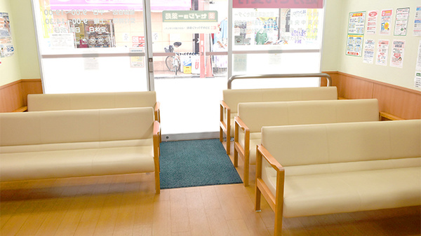 ココカラファイン薬局　祖師谷店の待合スペース