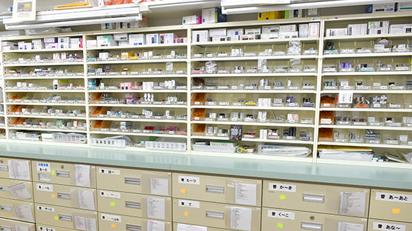 ココカラファイン薬局　砧店の薬棚