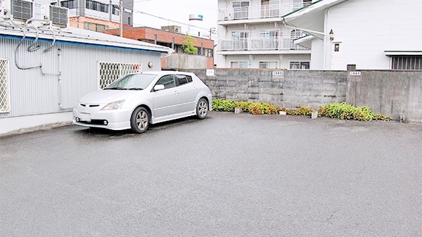 白雲薬局の駐車場