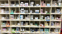 若草薬局の薬棚
