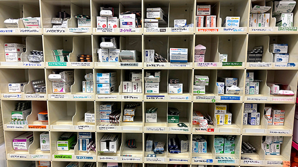 若草薬局の薬棚