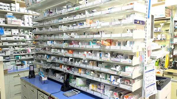 セイムス札幌南1条西14丁目薬局の薬棚