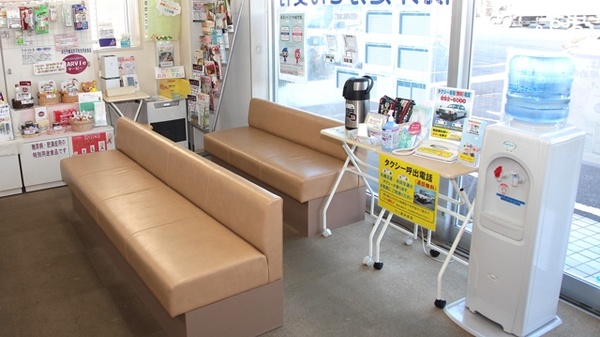 サン調剤薬局の待合スペース