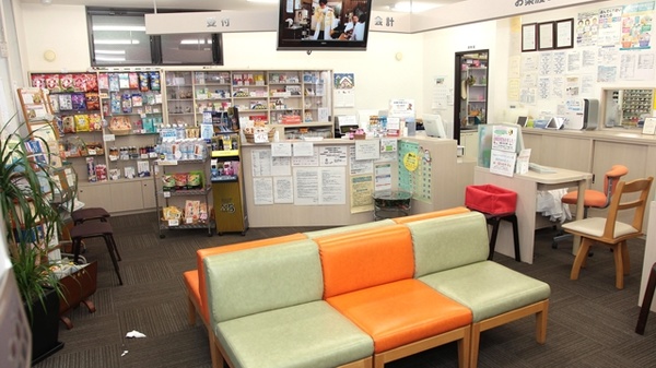 ハート調剤薬局の待合スペース