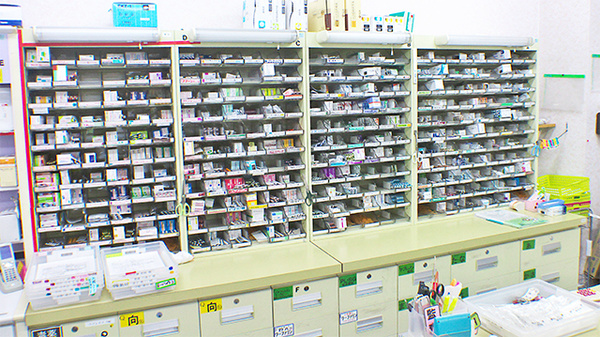マリン薬局の薬棚