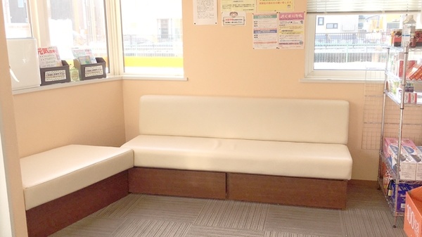 ななかまど調剤薬局の待合スペース