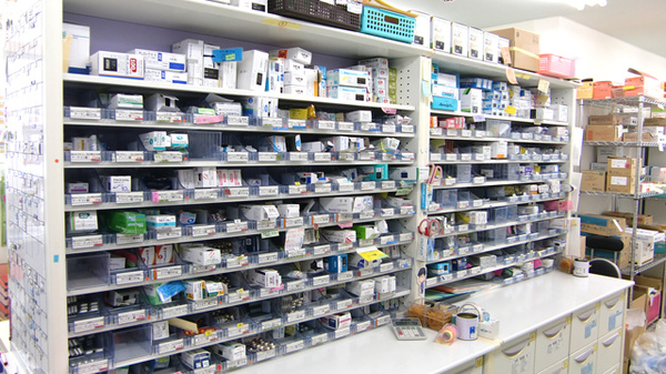 ぱれっと調剤薬局の薬棚