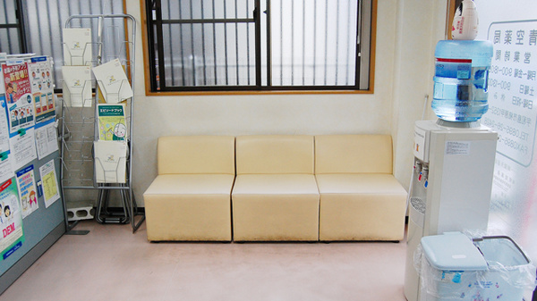 青空薬局の待合スペース