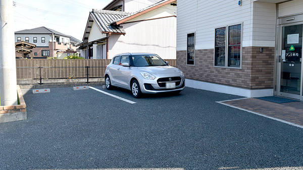 アンク薬局の駐車場