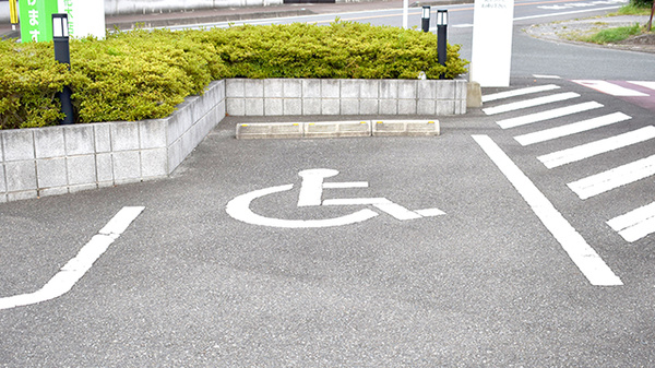フラワー薬局　杷木店の駐車場