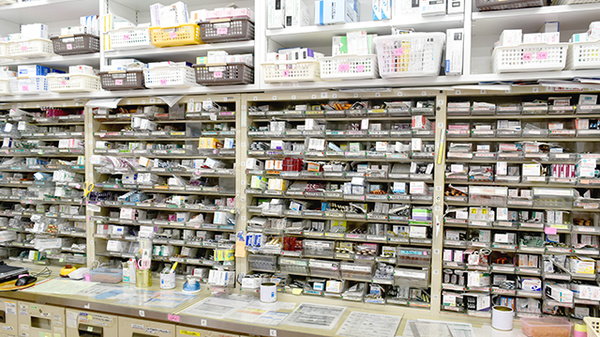 ホーム薬局　堺店の薬棚