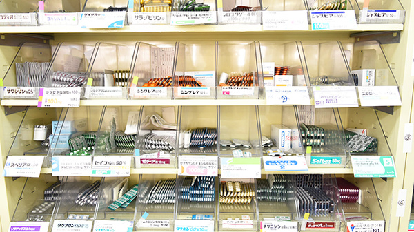 飯山新町モリキ薬局の薬棚