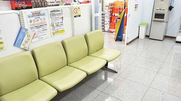 日詰モリキ薬局の待合スペース