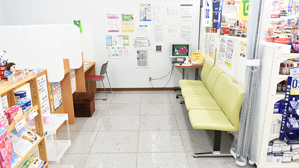 日詰モリキ薬局の待合スペース
