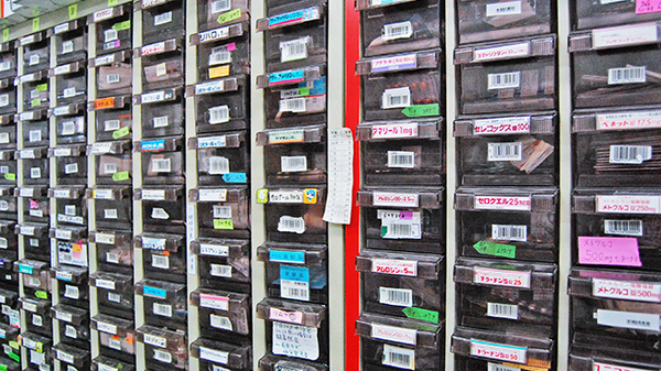 氷室西口薬局の薬棚