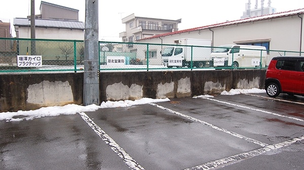 湖北堂薬局の駐車場
