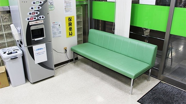 エスマイル薬局　県庁駅前店の待合スペース