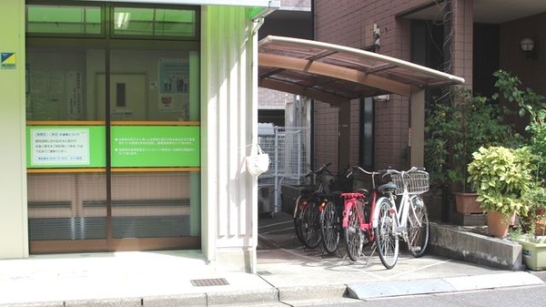 さくら薬局の駐輪場