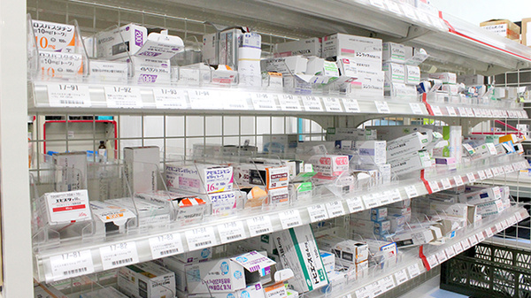 セイムス　南栗橋薬局の薬棚