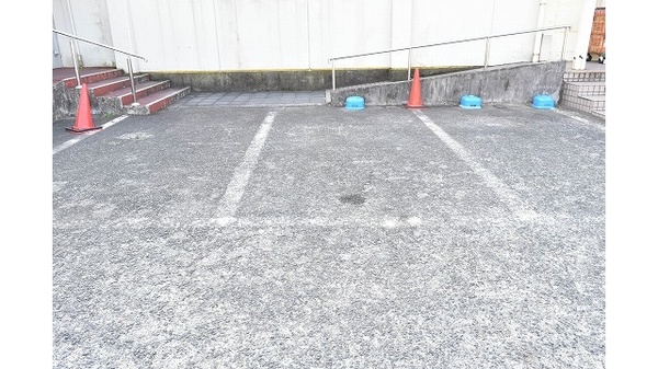 ドラッグセイムス青葉台薬局の駐車場