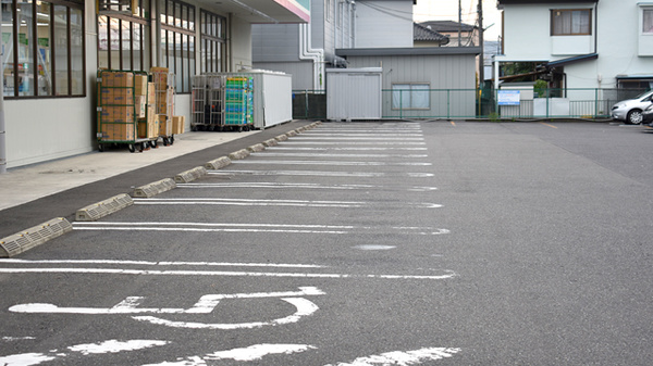 ドラッグセイムス与野鈴谷薬局の駐車場