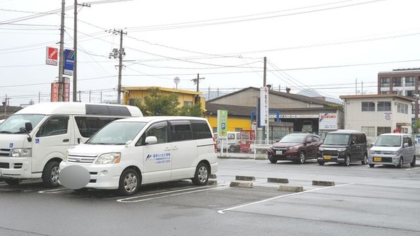 明神町薬局の駐車場