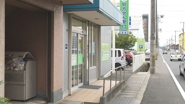 明神町薬局の入口