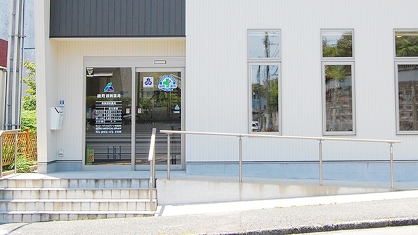 緑町調剤薬局の入口