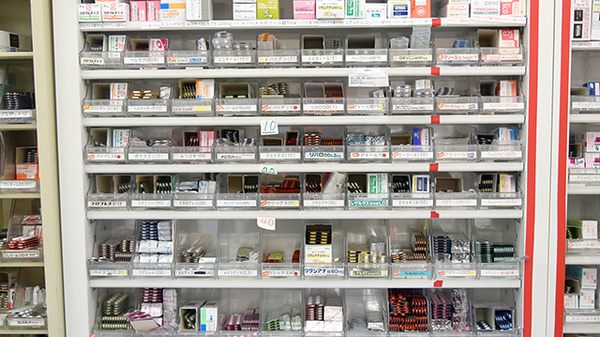 緑町調剤薬局の薬棚