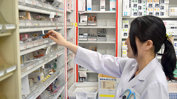 緑町調剤薬局の作業風景