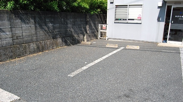 やすらぎ薬局の駐車場