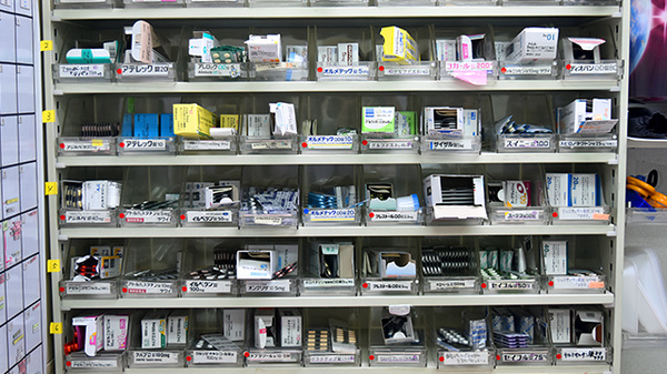 吉野町調剤薬局の薬棚