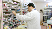 西宮市調剤薬局の作業風景