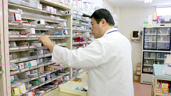 西宮市調剤薬局の作業風景