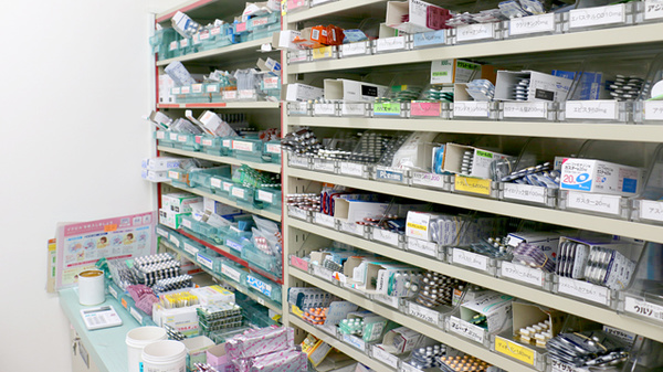 セイコー薬局　柏の森店の薬棚