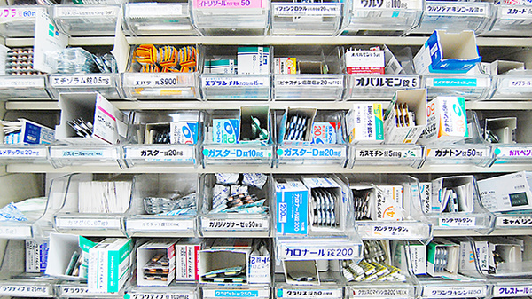 春日町薬局の薬棚