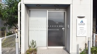 はる町薬局の入口