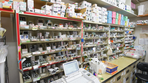 立岡調剤薬局の薬棚