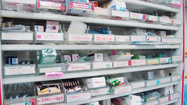調剤薬局なぎつじの薬棚