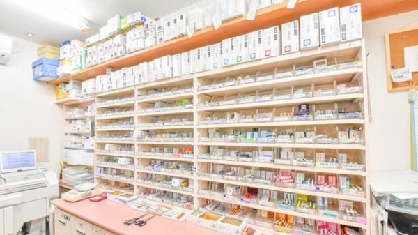 つわぶき調剤薬局の薬棚