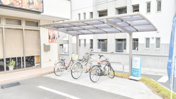つわぶき調剤薬局の駐輪場