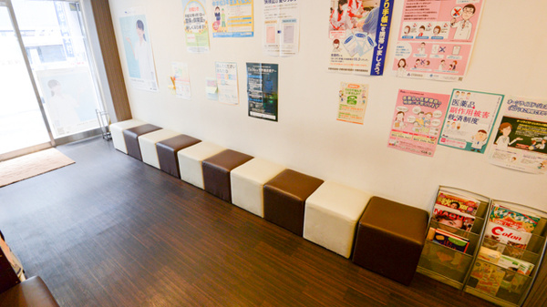 四条烏丸調剤薬局の待合スペース